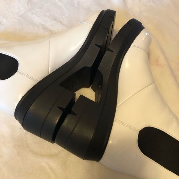 New Stuart Weitzman Norah Chelsea leather ankle Boot (Women), size 9c - Picture 5 of 14